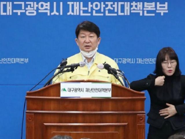 메르스 때와 거꾸로… 권영진의 '코로나19 대처법'