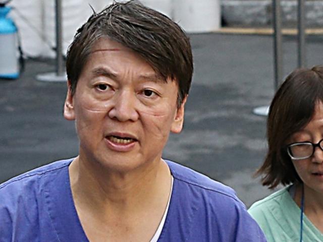 대구 간 의사 안철수, 땀 젖은 의료복 얼굴엔 빨간 고글 <strong>자국</strong>