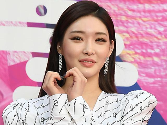 <strong>청하</strong> 자가격리…스태프 코로나19 확진에 스케줄 `비상`
