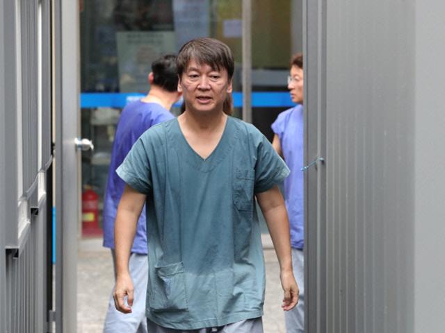 "내일은 몇시까지 올까요?"···안철수, '기한 없는' 의료 봉사 약속