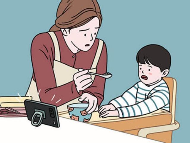 스마트폰 보며 밥 먹는 아이에게 생기는 <strong>부작용</strong>