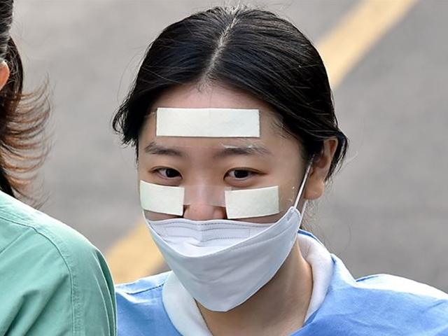 반창고·젓가락·가림막… 코로나에 아이디어로 맞서다