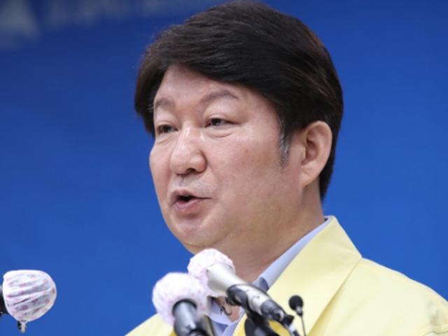 신천지 의혹에 <strong>권영진</strong> "대꾸할 가치도 없다…나는 안수 집사"