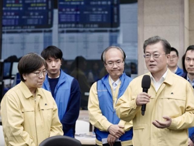 밥차 끌고 깜짝 등장한 文 "질본, 칭찬 받을 자격 있다"