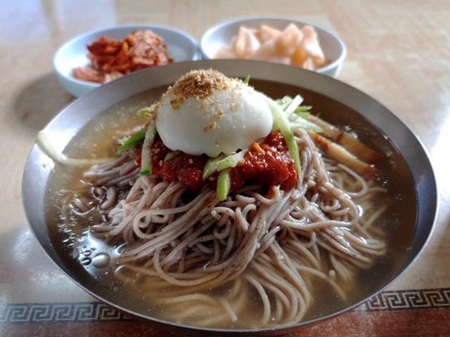 시원한 육수, 구수한 면발…묵직한 막국수의 맛