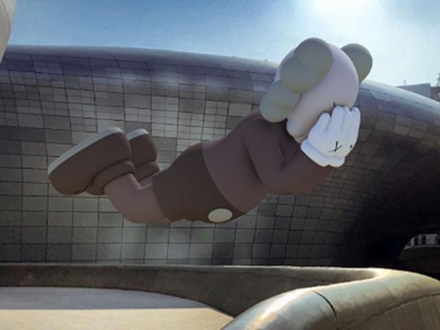 카우스(KAWS), '아트 토이'의 진가를 발휘해내다