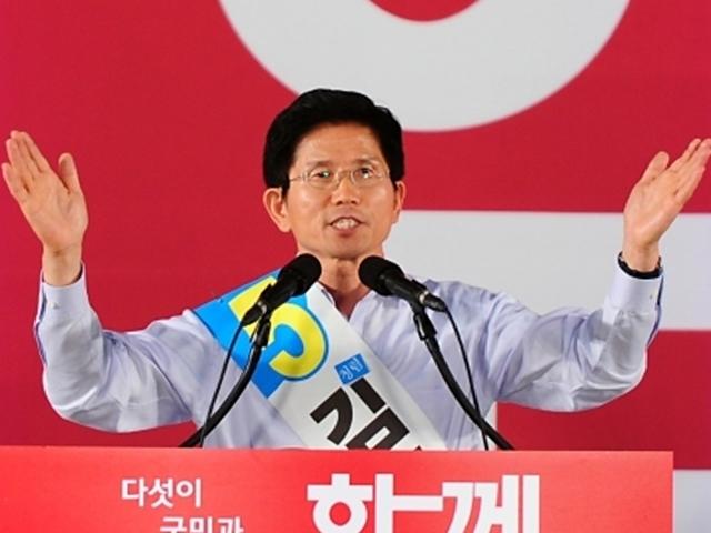 "쉼없는 우향우"…김문수는 왜 '광기의 중심'에 섰나