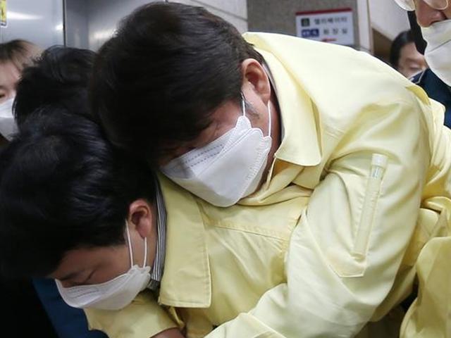 ‘항의 받다 실신’ 권영진 대구시장 입원 치료…“당분간 절대 안정”
