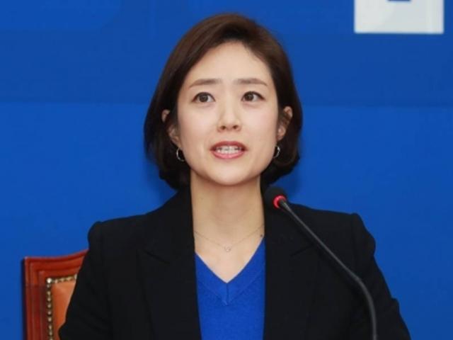 고민정 "11살 연상 시인과 결혼…내 삶은 편견과 싸워온 날들"