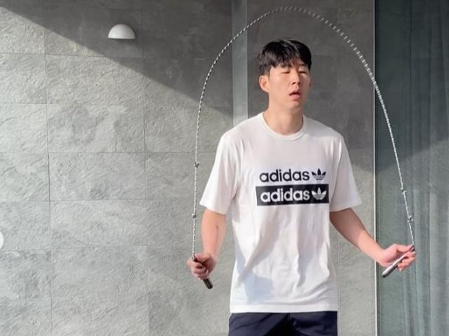 "스테이 세이프"…<strong>손흥민</strong>, 자가격리 홈트 공개