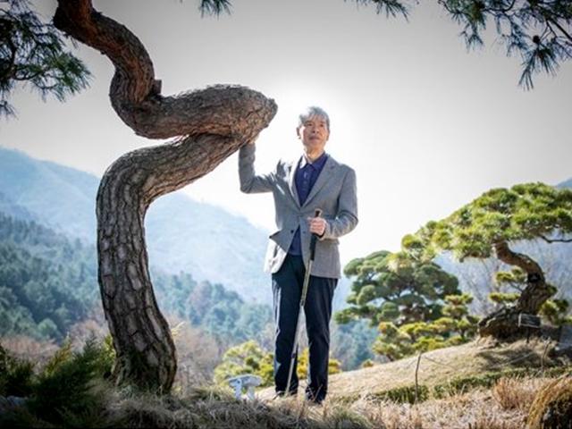 아침고요<strong>수목원</strong> 한상경 대표의 파킨슨병, 그리고 '휜 소나무'