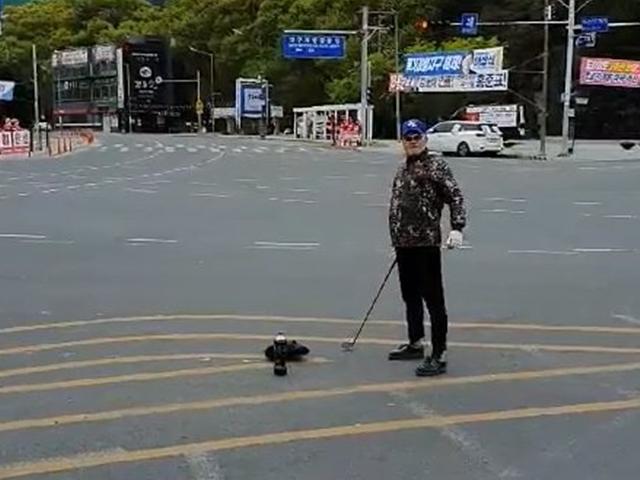 출근길 <strong>유세</strong>중 골프채로 위협당한 홍준표 "눈도 깜짝 않는다"