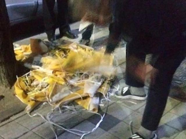 "불법인 줄" 세월호 현수막 훼손한 <strong>김진태</strong> 후보 측 선거운동원