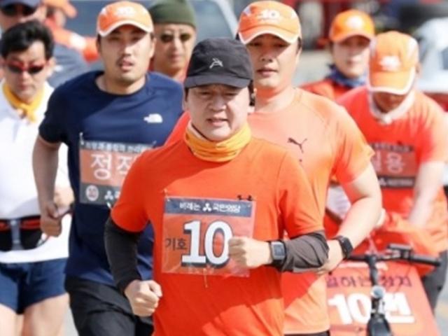 '10번' 달고 뛰는 안철수, <strong>선거법 위반</strong>이다?