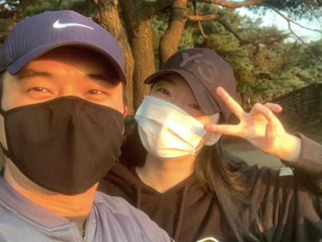 정준♥<strong>김유지</strong>, 마스크 쓰고 등산 데이트 "산을 좋아하는 우리..행복 감사"