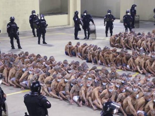 속옷 차림 죄수들…대통령이 직접 공개 ‘<strong>인권</strong>단체 반발’