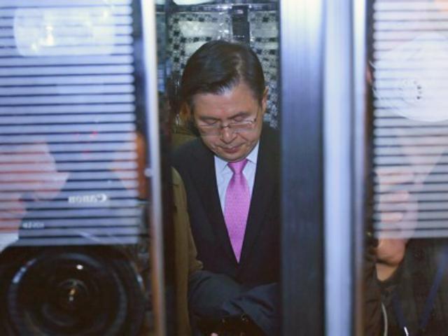 침묵 길어지는 '패장' <strong>황교안</strong>, 근황 질문에 "일해야지"