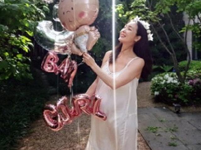 최지우, 만삭 D라인 공개 "예비맘들 '노산 아이콘' 날 보고 힘냈으면"