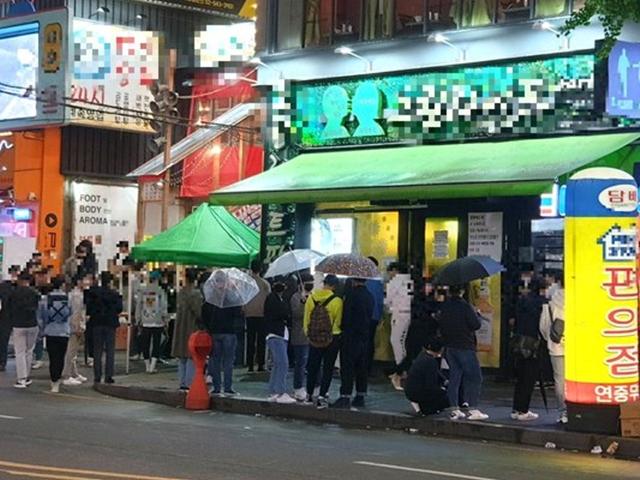 <strong>이태원</strong> 쇼크 나몰라라, 홍대앞 헌팅포차엔 수십 명 대기줄
