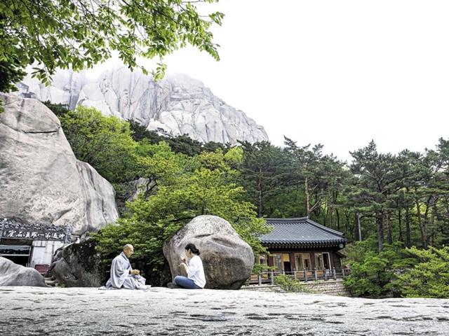 거리두기 <strong>여행</strong>의 원조 '템플스테이'… 예불 대신 숲길 산책하며 나만의 시간