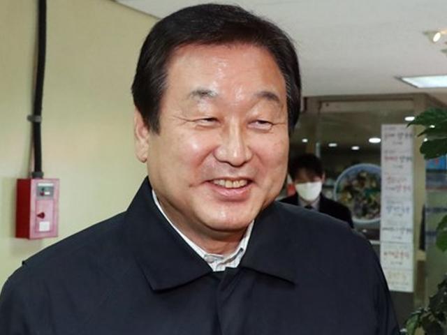 "돈벌이 하려는 썩은 놈들" <strong>김무성</strong>, 극우 유튜버와 전쟁 선포