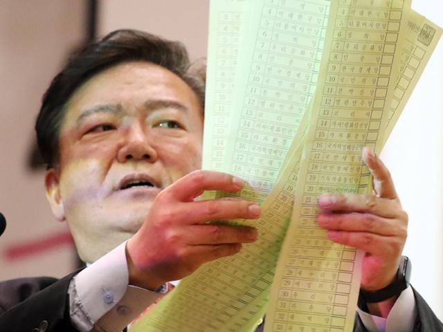 "결정적 증거" 민경욱 흔든 투표용지 6장···"참관인이 직접 줬다" 새로운 증언