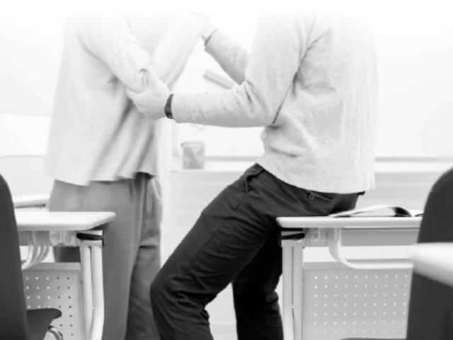교실에서 폭행당하는 <strong>선생님</strong>…"교권 지켜주세요"