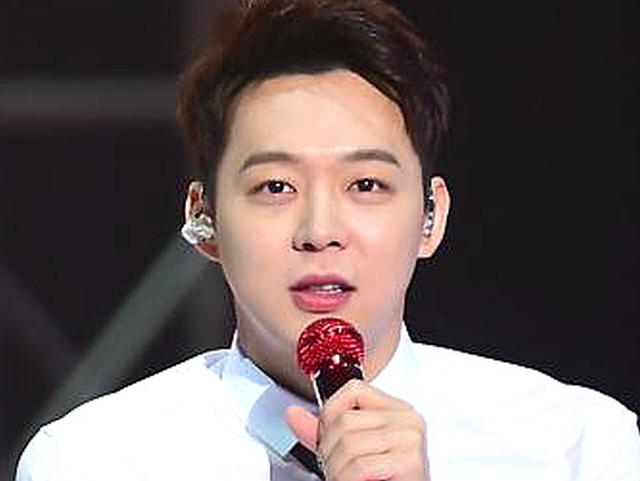 <strong>박유천</strong>, 고가 화보집→온라인 생일 파티…비난에도 활동하는 이유는