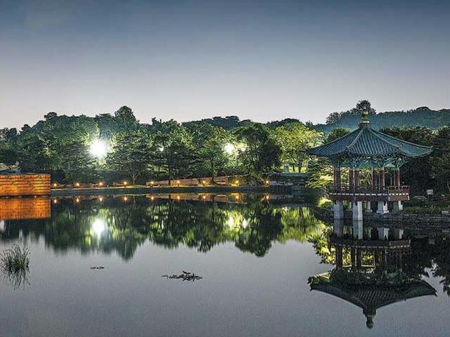 요즘 밤에 성곽길·박물관 가봤나요?… 달빛 아래 걷다보면 코로나 블루 치유