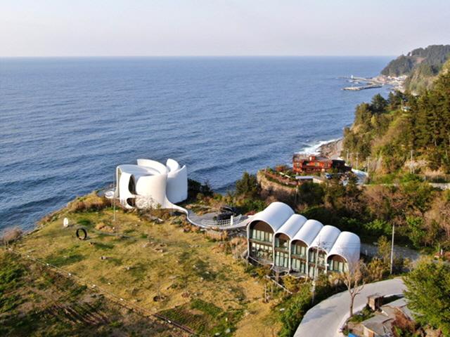 250만년 화산섬에 오롯이 피어난 `우주`