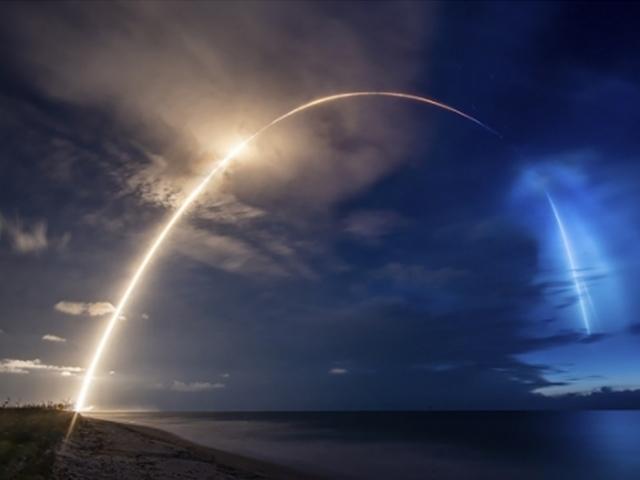 동 틀 무렵의 UFO?… 스페이스X 로켓이 하늘에 남긴 작품