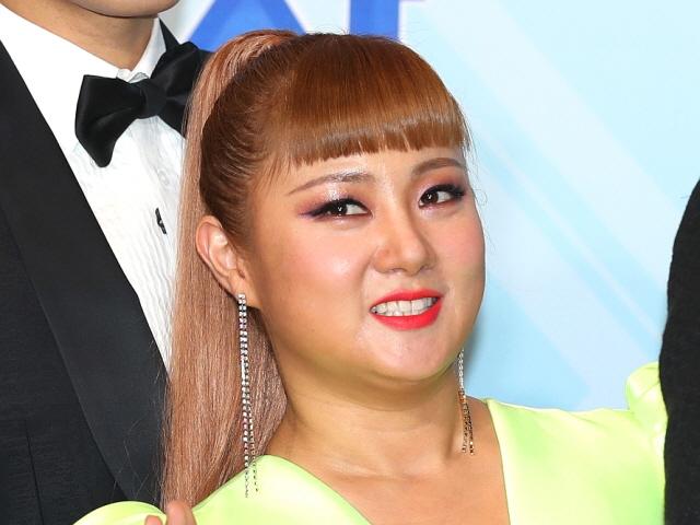 박나래, "된장녀 명품녀" 발언 논란→3시간만 수정…<strong>윤균상</strong>도 '불똥'