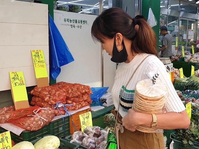 고소영, 마트에서 뽐낸 명품 각선미…우아한 <strong>장보기</strong>