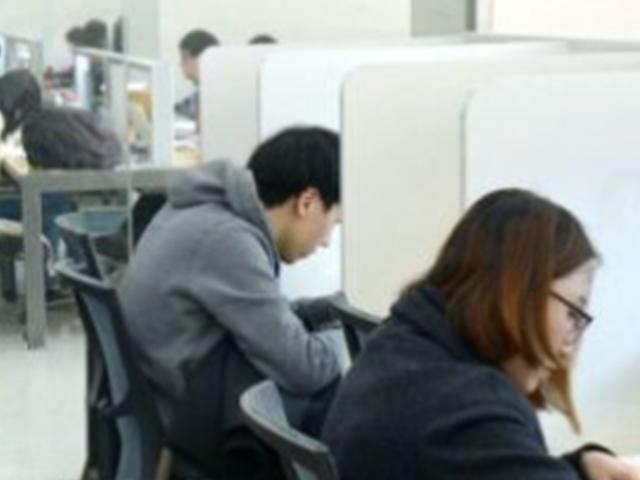韓 20대 후반, 세계서 가장 취업 어려웠다…무기한 <strong>취준생</strong> 신세