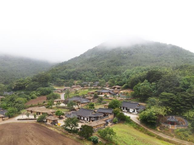 조선시대로 회귀한 듯...다섯 봉우리 안에 꼭꼭 숨겨진 <strong>고성</strong> 왕곡마을
