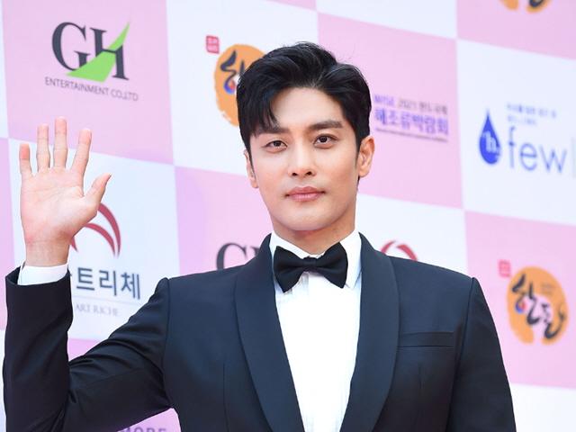 성훈, 새벽 SNS <strong>라이브</strong> 해프닝…양희가 짖어도 '꿀잠'