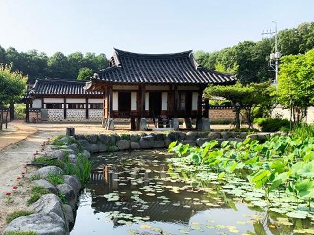 담장 따라, 길 따라, 호수 따라...옛이야기 지줄대는 '향수'의 시상