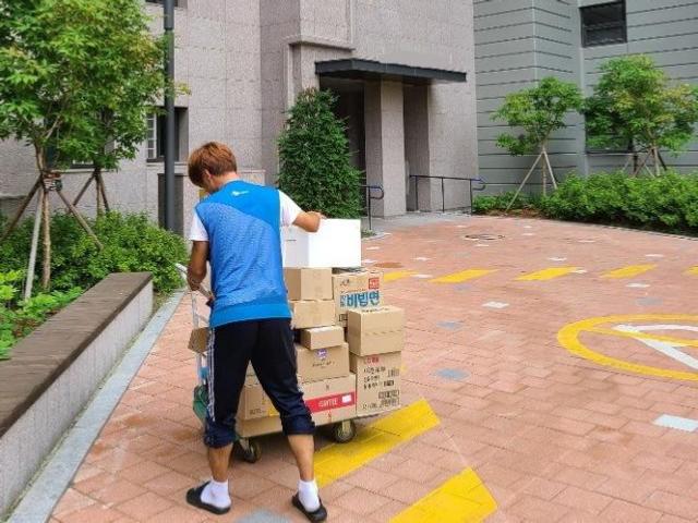 [르포] “카트 배송에 온몸이 땀범벅” 다산신도시 <strong>택배</strong> 전쟁은 진행형