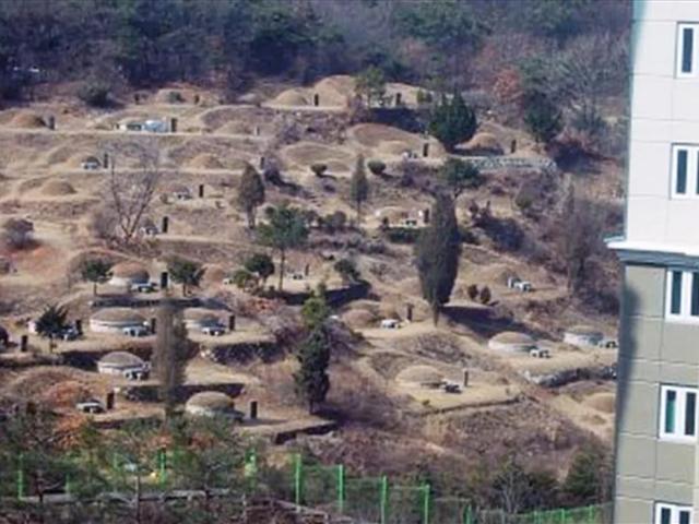 눈앞에 펼쳐진 무덤으로 화제되었던 ‘일명 묘지아파트’, 그 이후 달라진 근황