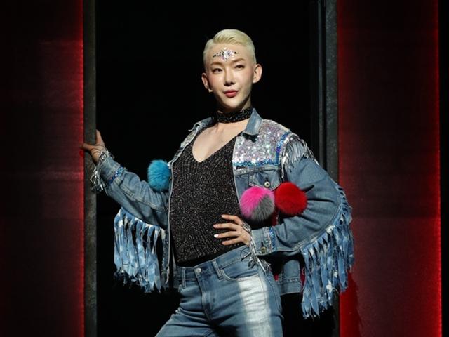 하이힐 신은 조권 "편견 맞서 싸우는 분 힐링 하셨으면"