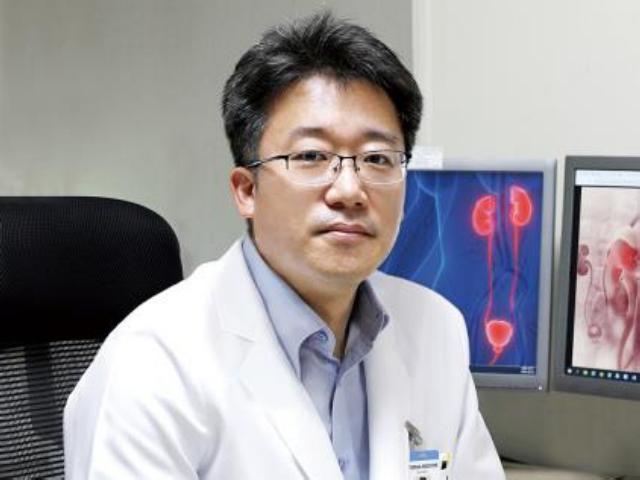 지하철역서 <strong>심정지</strong> 70대남성,출근중 의사가 심폐소생술로 살렸다