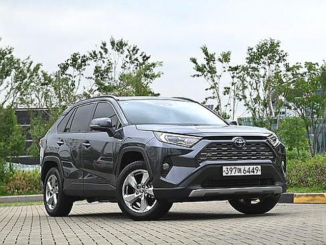 도심에서 더욱 돋보이는 존재, 토요타 RAV4 <strong>하이브리드</strong> E-Four