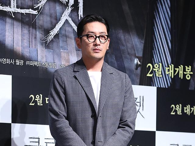 '<strong>프로포폴</strong> 의혹' 하정우, 피의자 신분 검찰 조사…"치료 목적" 혐의 부인