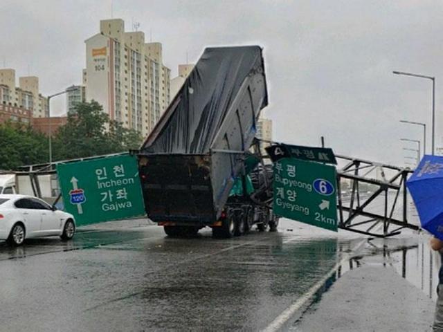 적재함 들어올린채 달리던 <strong>화물차</strong>, 경인고속도로 표지판 파손