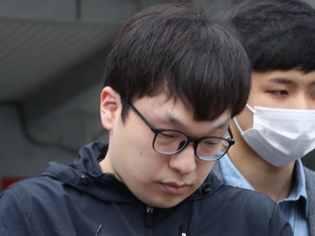검은 운동복에 뿔테 안경…‘<strong>박사방</strong>’ 공범 남경읍 얼굴 공개