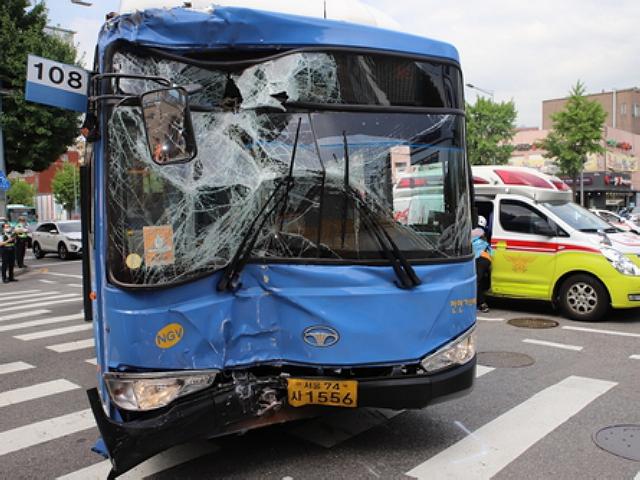 기사 의식잃은 <strong>시내버스</strong> 쌍문역 인근 건물 돌진…18명 다쳐