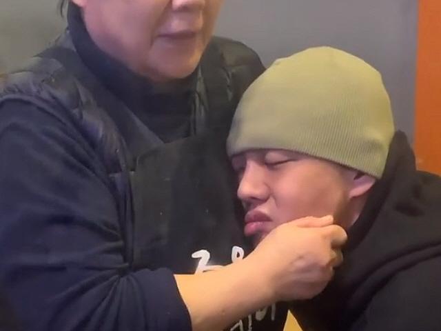 유아인, 만취해 식당 아주머니 품에…"그런 날이 <strong>있지</strong>"