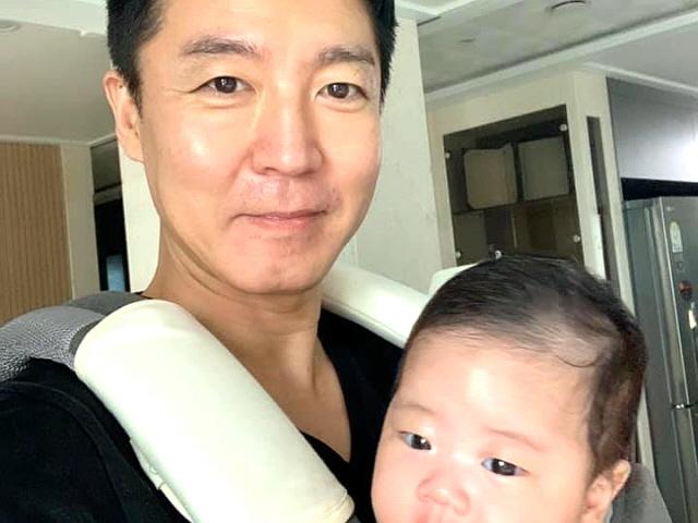 신동진 <strong>아나운서</strong>, 뒤늦게 전해진 <strong>결혼</strong>+52세에 득남…네티즌 축하 물결