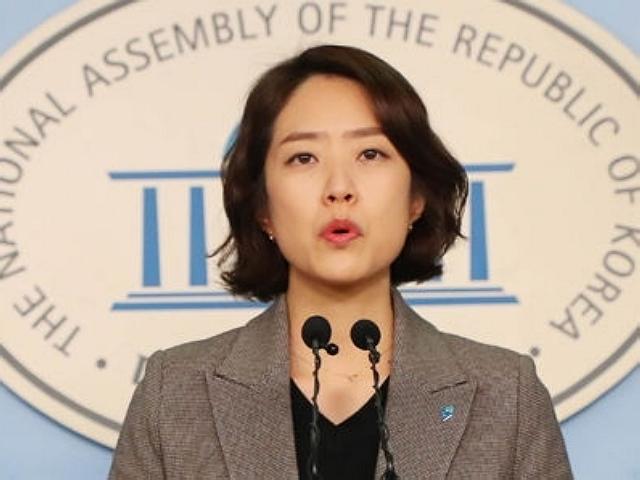<strong>고민정</strong>, 남편 특강 섭외 논란에 “‘계속 진행’ 99% 뜻 따를 것”