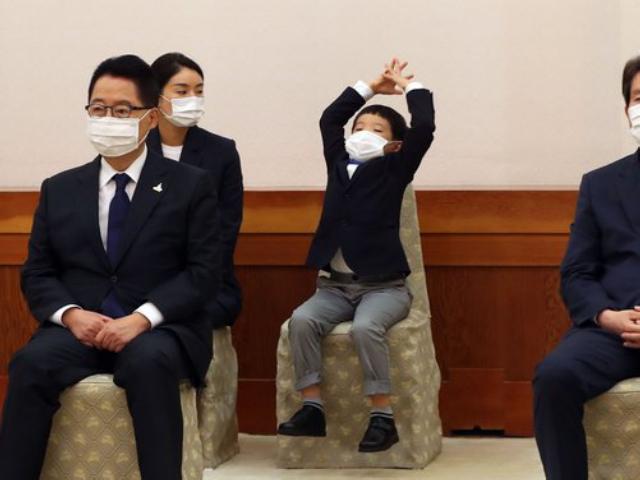 [서소문사진관] 할아버지 닮아 장난꾸러기? 청와대 온 박지원 손자